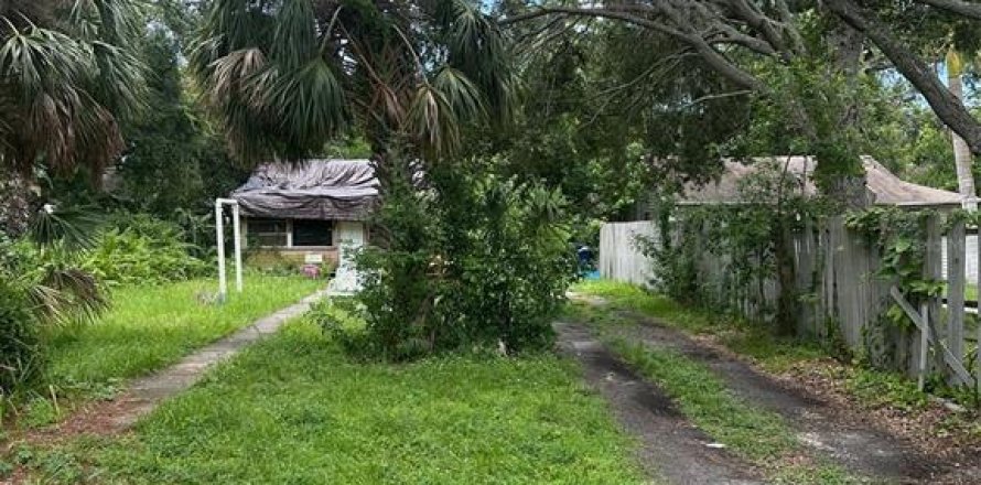 House in Saint Petersburg, Florida 2 bedrooms, 54.63 sq.m. № 1837423
