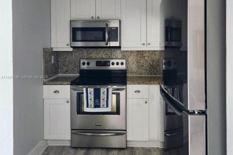 Condominio en alquiler en Miami, Florida, 2 dormitorios, 83.43 m2 № 1989608 - foto 15