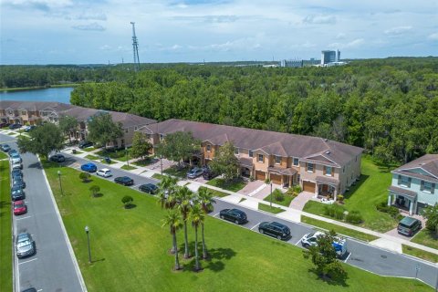 Townhouse in Orlando, Florida 3 bedrooms, 165.18 sq.m. № 2280137 - photo 2
