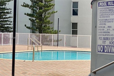 Copropriété à louer à North Miami Beach, Floride: 1 chambre, 73.39 m2 № 2343207 - photo 10
