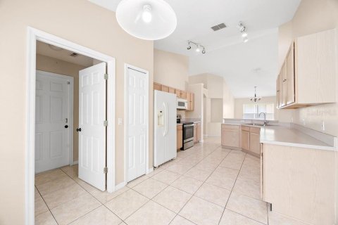 Villa ou maison à louer à Kissimmee, Floride: 4 chambres, 169.27 m2 № 1797222 - photo 13