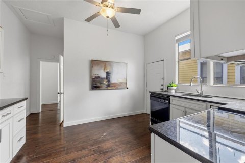 Immobilier commercial à vendre à Tampa, Floride: 2 chambres, 103.49 m2 № 2419024 - photo 6