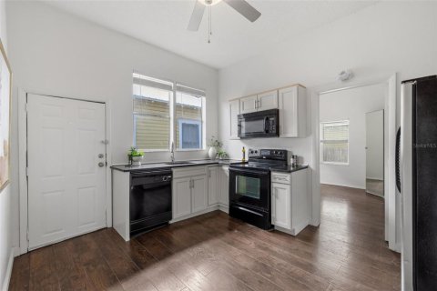 Immobilier commercial à vendre à Tampa, Floride: 2 chambres, 103.49 m2 № 2419024 - photo 3