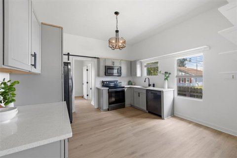 Immobilier commercial à vendre à Tampa, Floride: 2 chambres, 103.49 m2 № 2419024 - photo 24