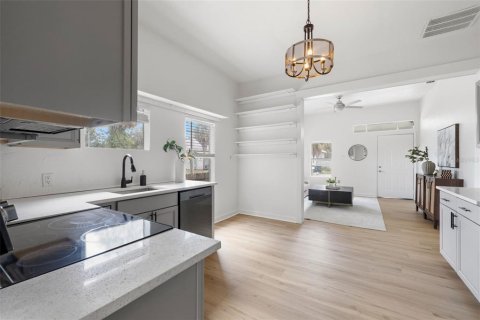 Immobilier commercial à vendre à Tampa, Floride: 2 chambres, 103.49 m2 № 2419024 - photo 21