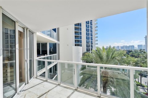 Condo in Sunny Isles Beach, Florida, 2 bedrooms  № 2005205 - photo 23