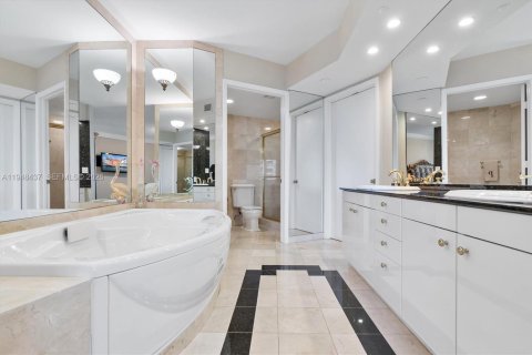 Condo in Sunny Isles Beach, Florida, 2 bedrooms  № 2005205 - photo 13