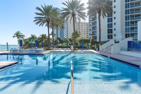 Condo in Sunny Isles Beach, Florida, 2 bedrooms  № 2005205 - photo 26