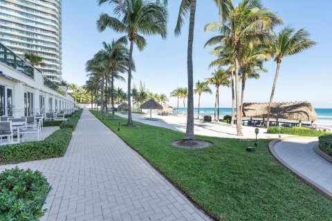 Condo in Sunny Isles Beach, Florida, 2 bedrooms  № 2005205 - photo 30