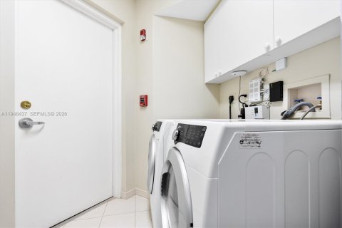 Condo in Sunny Isles Beach, Florida, 2 bedrooms  № 2005205 - photo 17