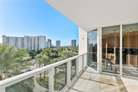 Condo in Sunny Isles Beach, Florida, 2 bedrooms  № 2005205 - photo 21