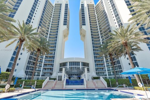 Condo in Sunny Isles Beach, Florida, 2 bedrooms  № 2005205 - photo 29