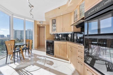 Condo in Sunny Isles Beach, Florida, 2 bedrooms  № 2005205 - photo 7