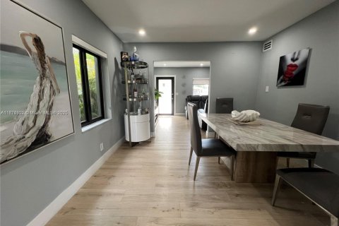 Villa ou maison à vendre à Miami, Floride: 3 chambres, 118.17 m2 № 1980143 - photo 2