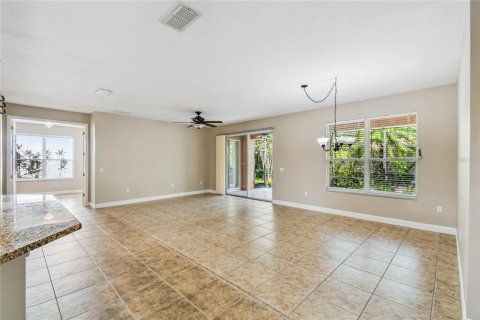House in Poinciana, Florida 3 bedrooms, 198.9 sq.m. № 1883654 - photo 6