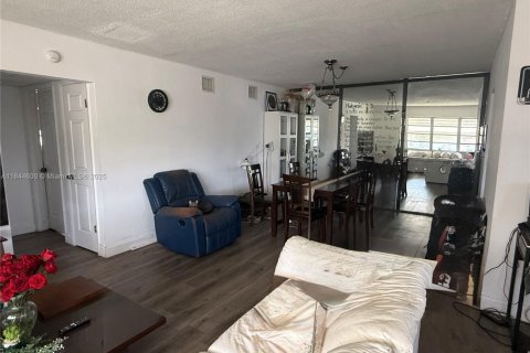 Condominio en venta en Hallandale Beach, Florida, 2 dormitorios, 92.9 m2 № 1892563 - foto 17