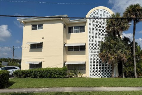 Condominio en venta en Hallandale Beach, Florida, 2 dormitorios, 92.9 m2 № 1892563 - foto 1