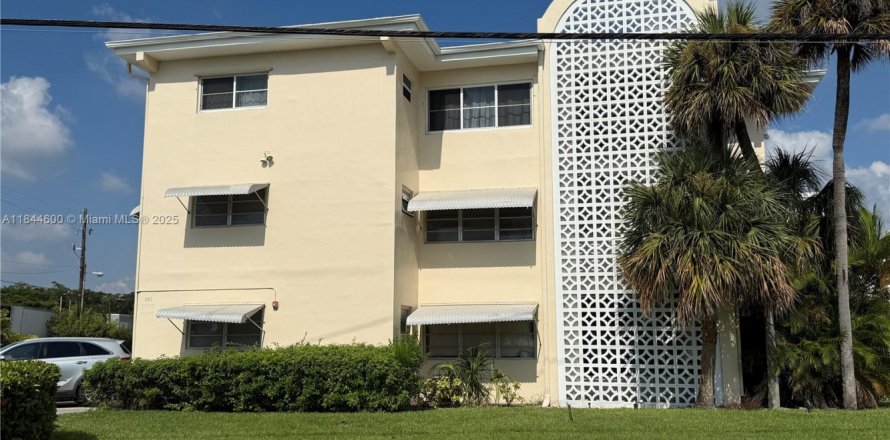 Condominio en Hallandale Beach, Florida, 2 dormitorios  № 1892563