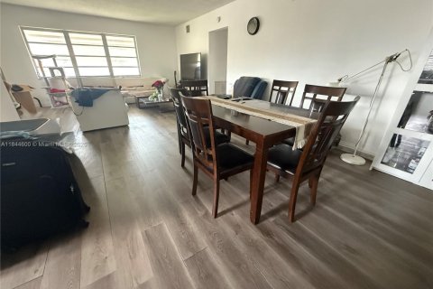 Condominio en venta en Hallandale Beach, Florida, 2 dormitorios, 92.9 m2 № 1892563 - foto 15