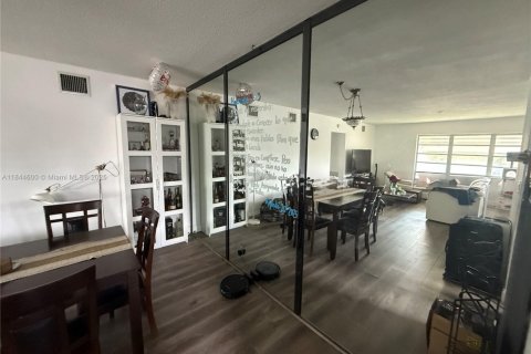 Condominio en venta en Hallandale Beach, Florida, 2 dormitorios, 92.9 m2 № 1892563 - foto 28
