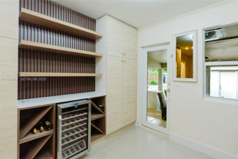 Casa en venta en North Miami, Florida, 3 dormitorios, 142.98 m2 № 1983950 - foto 1