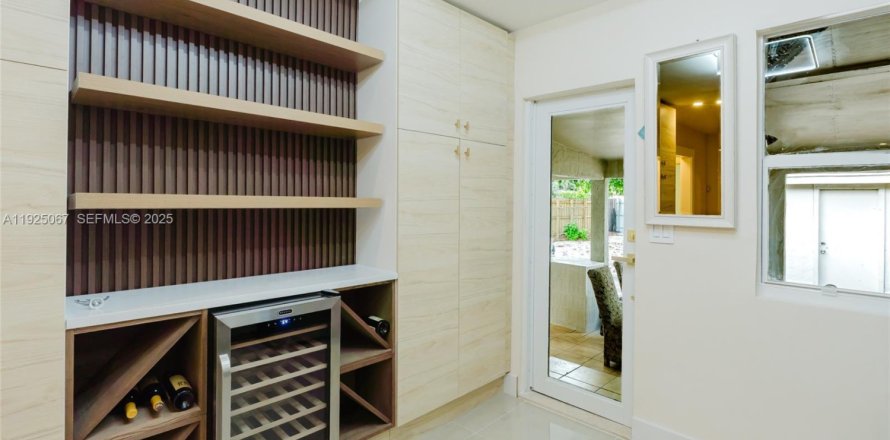 Casa en North Miami, Florida 3 dormitorios, 142.98 m2 № 1983950