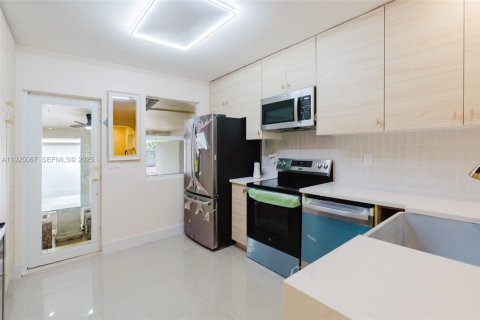 Casa en venta en North Miami, Florida, 3 dormitorios, 142.98 m2 № 1983950 - foto 19