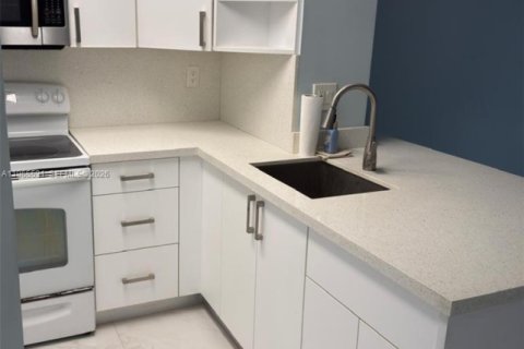 Copropriété à louer à Miami, Floride: 2 chambres, 76.92 m2 № 2027068 - photo 9