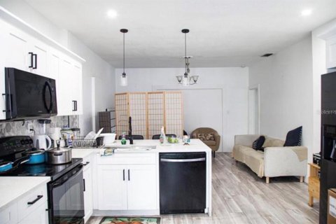 House in Tampa, Florida 3 bedrooms, 166.95 sq.m. № 2158048 - photo 9