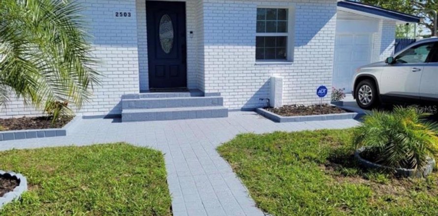 House in Tampa, Florida 3 bedrooms, 166.95 sq.m. № 2158048