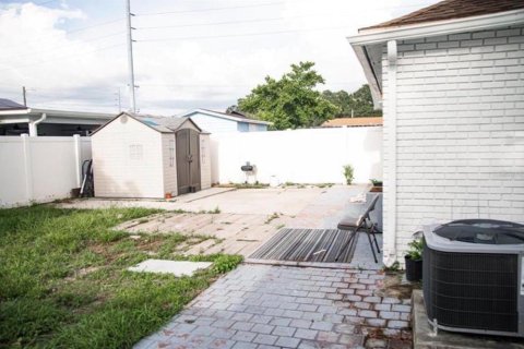 House in Tampa, Florida 3 bedrooms, 166.95 sq.m. № 2158048 - photo 3