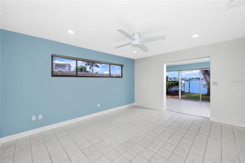 House in Indian Rocks Beach, Florida 5 bedrooms, 256.87 sq.m. № 2393649 - photo 9