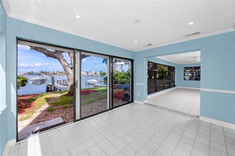 House in Indian Rocks Beach, Florida 5 bedrooms, 256.87 sq.m. № 2393649 - photo 7