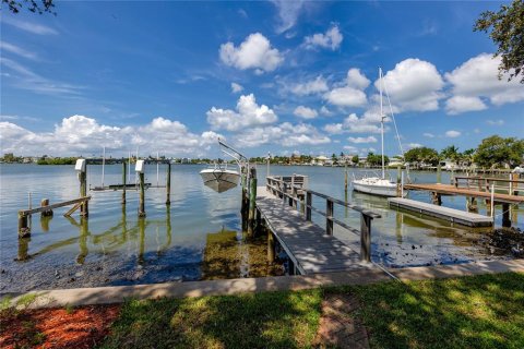 House in Indian Rocks Beach, Florida 5 bedrooms, 256.87 sq.m. № 2393649 - photo 2