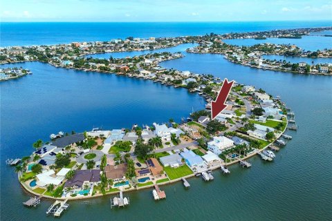 House in Indian Rocks Beach, Florida 5 bedrooms, 256.87 sq.m. № 2393649