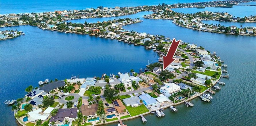 House in Indian Rocks Beach, Florida 5 bedrooms, 256.87 sq.m. № 2393649