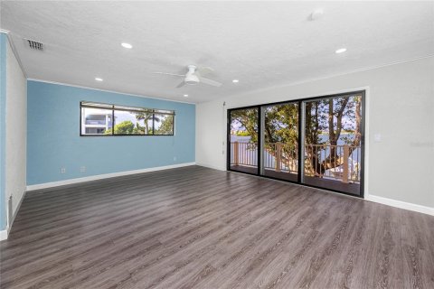 House in Indian Rocks Beach, Florida 5 bedrooms, 256.87 sq.m. № 2393649 - photo 18
