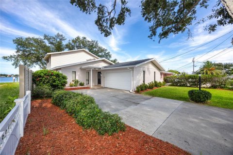 House in Indian Rocks Beach, Florida 5 bedrooms, 256.87 sq.m. № 2393649 - photo 3