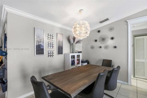 House in Miami, Florida 4 bedrooms, 146.04 sq.m. № 2046758 - photo 4