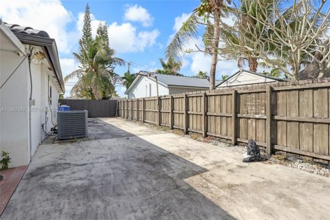 House in Miami, Florida 4 bedrooms, 146.04 sq.m. № 2046758 - photo 13