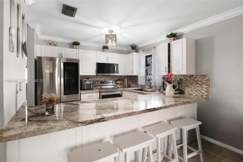 House in Miami, Florida 4 bedrooms, 146.04 sq.m. № 2046758 - photo 8