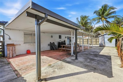 House in Miami, Florida 4 bedrooms, 146.04 sq.m. № 2046758 - photo 19