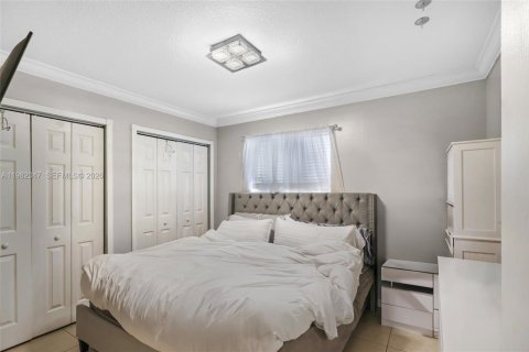 House in Miami, Florida 4 bedrooms, 146.04 sq.m. № 2046758 - photo 9