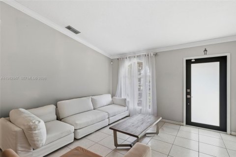House in Miami, Florida 4 bedrooms, 146.04 sq.m. № 2046758 - photo 2