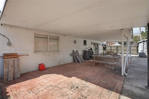 House in Miami, Florida 4 bedrooms, 146.04 sq.m. № 2046758 - photo 14