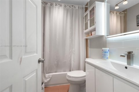 House in Miami, Florida 4 bedrooms, 146.04 sq.m. № 2046758 - photo 12