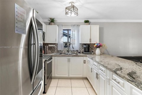 House in Miami, Florida 4 bedrooms, 146.04 sq.m. № 2046758 - photo 7