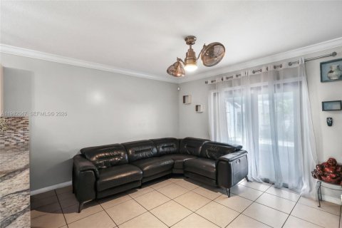 House in Miami, Florida 4 bedrooms, 146.04 sq.m. № 2046758 - photo 5