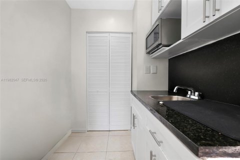 House in Miami, Florida 4 bedrooms, 146.04 sq.m. № 2046758 - photo 16