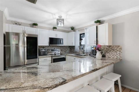 House in Miami, Florida 4 bedrooms, 146.04 sq.m. № 2046758 - photo 6